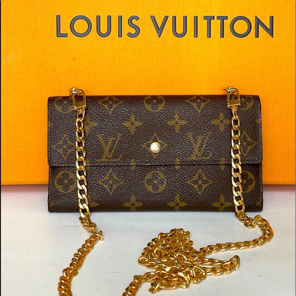 Louis Vuitton international wallet. #th0096